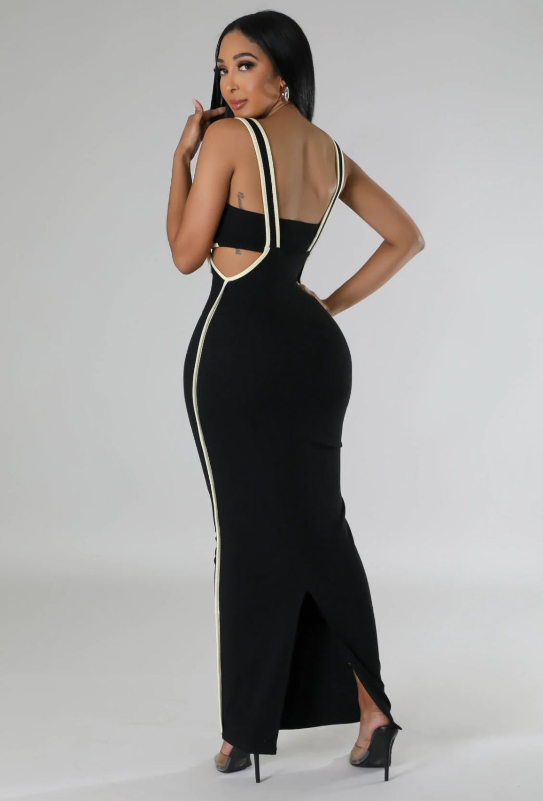 Two-piece set
Tube top, slit back
Skirt with a shoulder strap
Maxi length
Ribbed knit