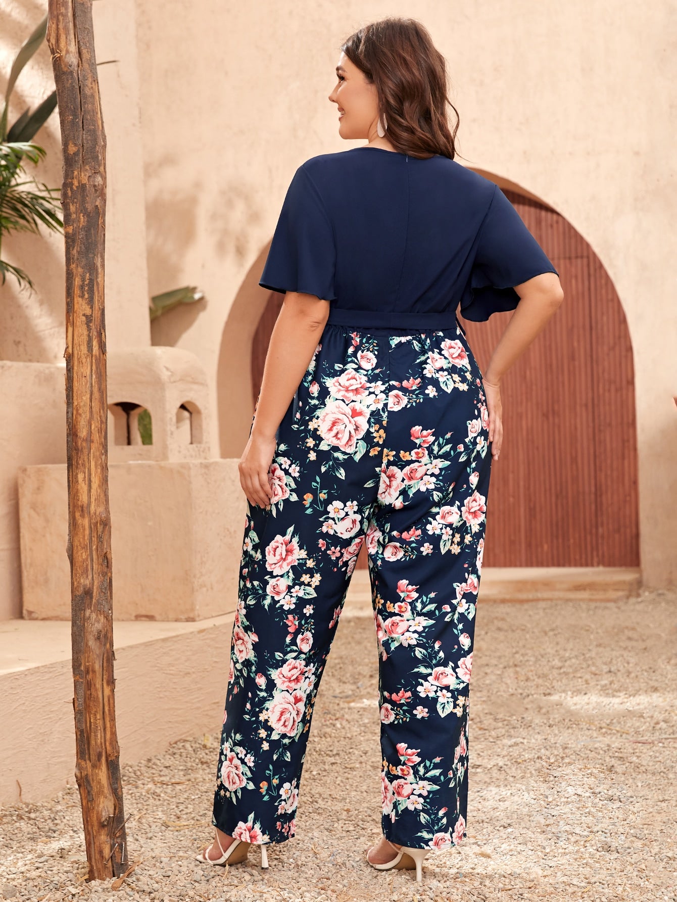 Plus 1pc Floral Print Flutter Sleeve Belted Jumpsuit